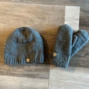 Women’s TNA hat and mittens set from Aritzia. Charcoal grey, one size fits most.